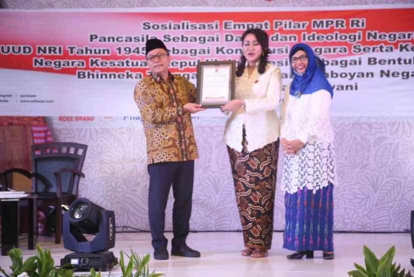  Ketua MPR RI, Zulkifli Hasan, menjadi pembicara Kunci dalam Seminar Kebangsaan Korps Wanita Indonesia (KOWANI) di Gedung Smesco, Jakarta, Sabtu (3/6). 