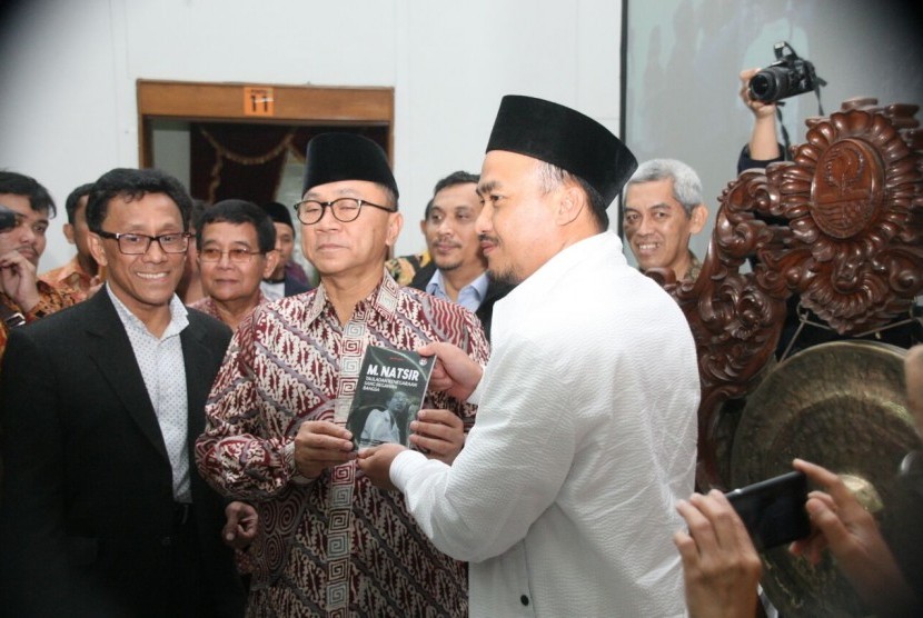 Ketua MPR RI, Zulkifli Hasan, menjadi pembicara kunci dalam seminar nasional bertema Mosi Integral M Natsir, Upaya Pemersatu Bangsa di Gedung Merdeka, Bandung, Jawa Barat, Sabtu (5/8).