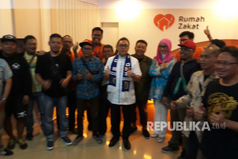 Ketua MPR RI Zulkifli Hasan, menyaksikan penyerahan bantuan dana dari Perwakilan Bobotoh Persib  sebagai aksi dukungan untuk Rohingya di Kantor Rumah Zakat Cabang Bandung, Rabu (11/10).