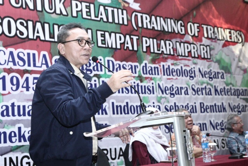 Ketua MPR RI, Zulkifli Hasan, menyambangi kegiatan Pelatihan untuk pelatih Sosialisasi Empat Pilar MPR di kalangan dosen perguruan tinggi se Provinsi Lampung pada Ahad (10/4). 