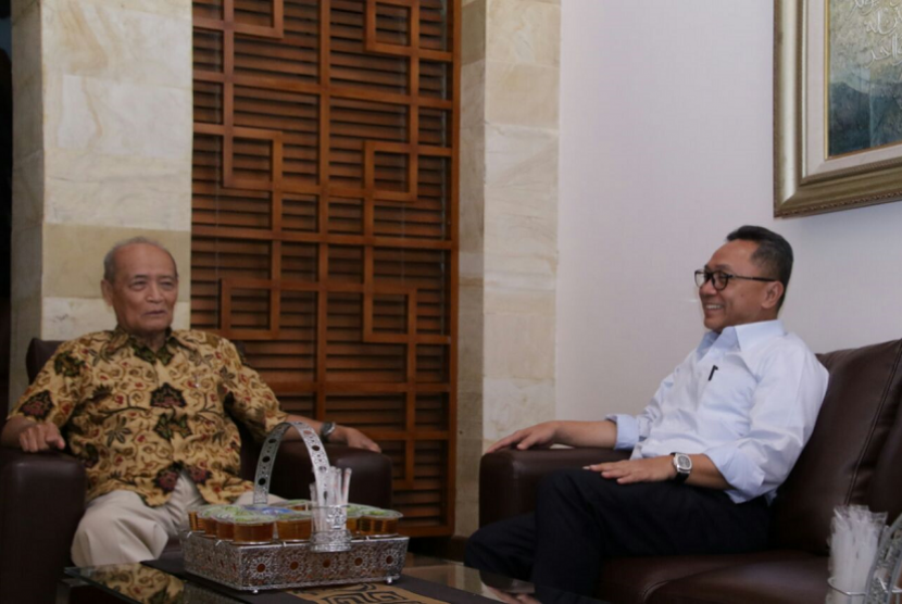 Ketua MPR RI Zulkifli Hasan menyambangi mantan Ketua Umum PP Muhammdiyah Ahmad Syafii Maarif.
