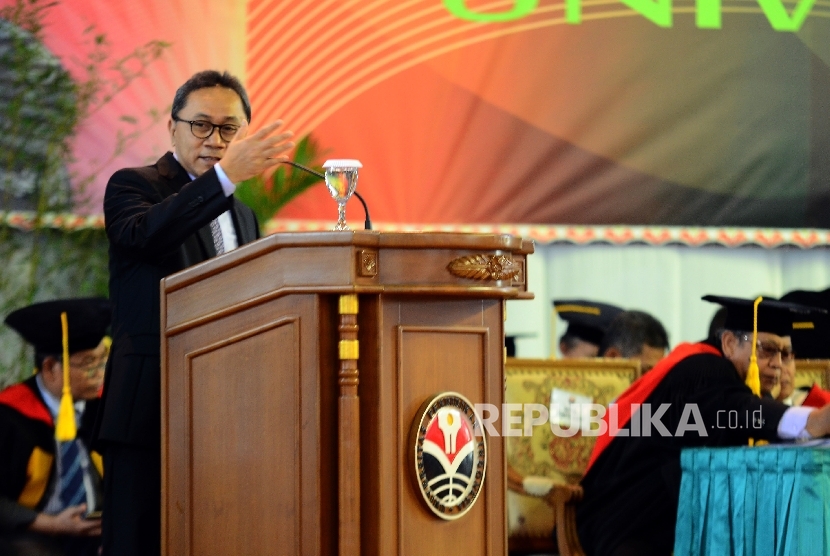 Ketua MPR RI Zulkifli Hasan menyampaikan orasi ilmiahnya saat acara Upacara Wisuda Gelombang III tahun 2016 di Gymnasium UPI, Jalan Setiabudi, Kota Bandung, Rabu (14/12).