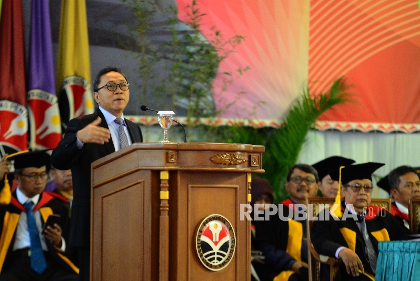 Ketua MPR RI Zulkifli Hasan menyampaikan orasi ilmiahnya saat acara Upacara Wisuda Gelombang III tahun 2016 di Gymnasium UPI, Jalan Setiabudi, Kota Bandung, Rabu (14/12).