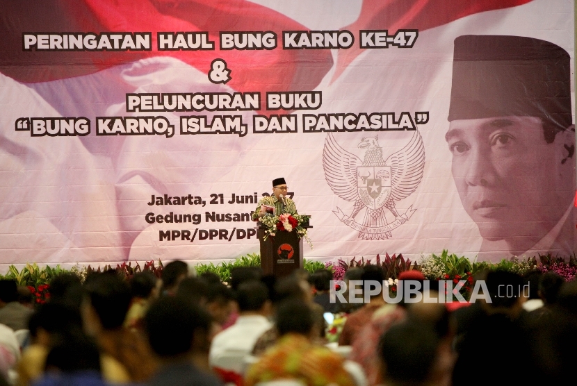 Ketua MPR Zulkifli Hasan menyampaikan pidato sambutannya saat menghadiri peringatan haul Presiden RI pertama, Soekarno, ke-47 sekaligus peluncuran buku karangan Ketua Fraksi PDIP di MPR Ahmad Basarah 'Bung Karno, Islam, dan Pancasila di kompleks Parlemen, Senayan, Jakarta, Rabu (21/6).