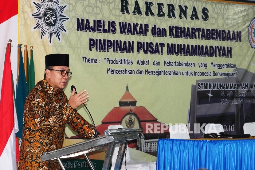 Ketua MPR RI Zulkifli Hasan menyampaikan sambutannya pada acara pembukaan Rakernas Majelis Wakaf dan Kehartaan Pimpinan Pusat Muhammadiyah, di Jakarta, Jumat (2/9). 