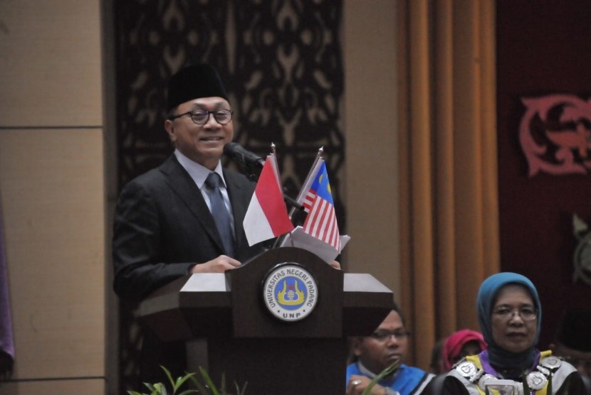 Ketua MPR RI Zulkifli Hasan  menyampaikan testimoni dalam acara penganugerahan gelar Doktor Kehormatan Bidang Pendidikan Politik  kepada Anwar Ibrahim dari Universitas Negeri Padang.