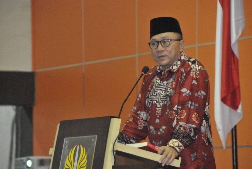 Ketua MPR RI, Zulkifli Hasan, pembicara utama 'Bedah Buku Pancasila-isme dalam Dunia Pendidikan' di Aula Utama Kampus Unesa, Surabaya, Senin (12/6).