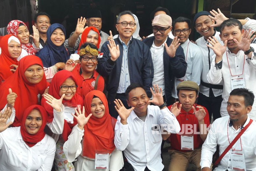 Ketua MPR RI Zulkifli Hasan saat melakukan Silaturahim Kebangsaan di Kampung Dongeng, Ciputat, Tangerang Selatan, Rabu (27/12), bersama 300 Guru PAUD Jabodetabek. 