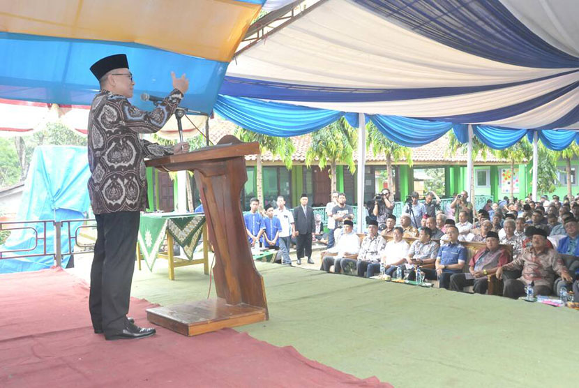 Ketua MPR RI, Zulkifli Hasan saat memberikan kuliah umum tentang Sosialisasi Empat Pilar MPR RI di Pondok Pesantren Darul Arqom, Majalengka, Jawa Barat, Senin (24/7). 