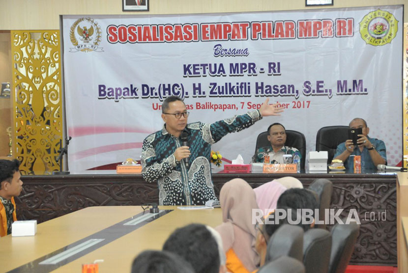 Ketua MPR RI Zulkifli Hasan saat menjadi pemateri Sosialisasi Empat Pilar MPR RI di Universitas Balikpapan, Kamis (7/9)