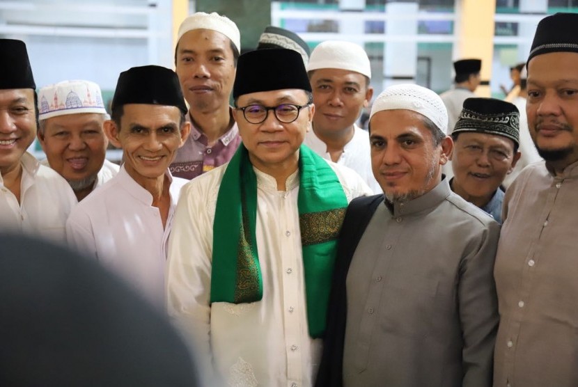 Ketua MPR RI, Zulkifli Hasan (tengah)