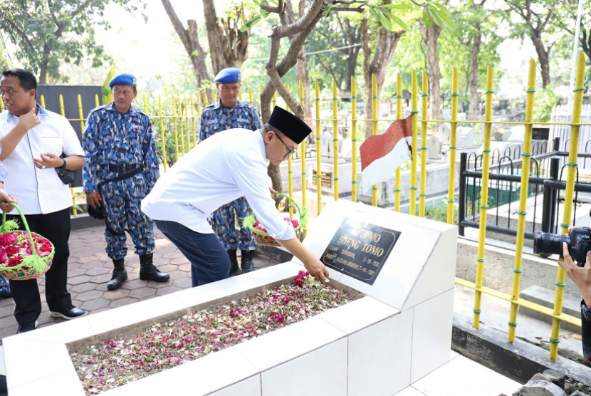Ketua MPR RI Zulkifli Hasan ziarah ke makam Bung Tomo.