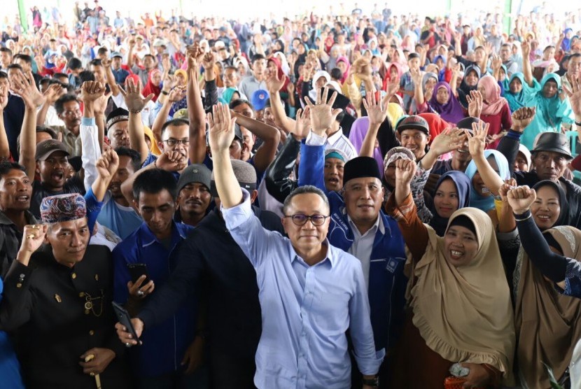 Ketua MPR sekaligus Ketua Umum PAN, Zulkifli Hasan (tengah).