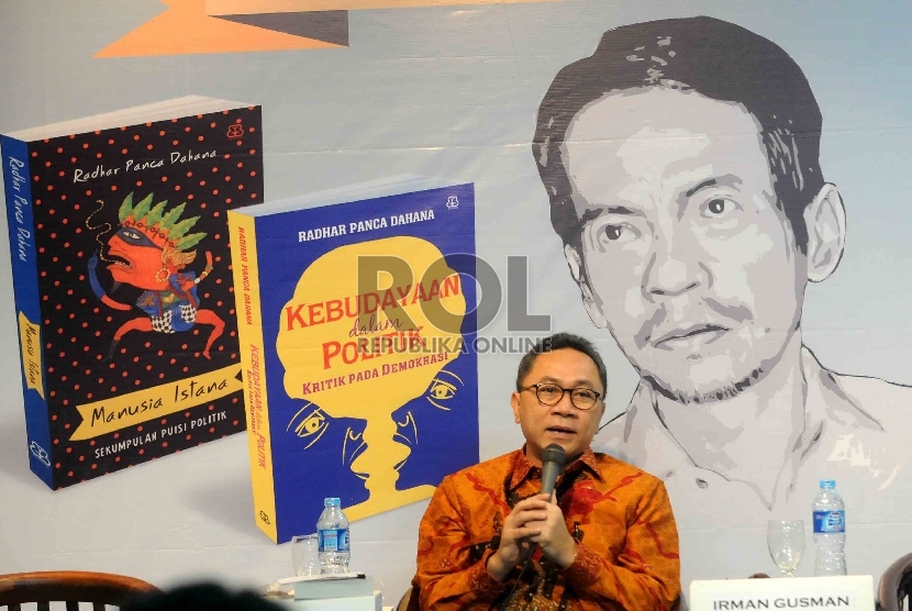  Ketua MPR Zulkifli Hasan menjadi pembicara dalam diskusi buku Kebudayaan Dalam Politik karya Radhar Panca Dahana di Taman Ismail Marzuki, Jakarta, Rabu (11/3). (Repubika/Agung Supriyanto)