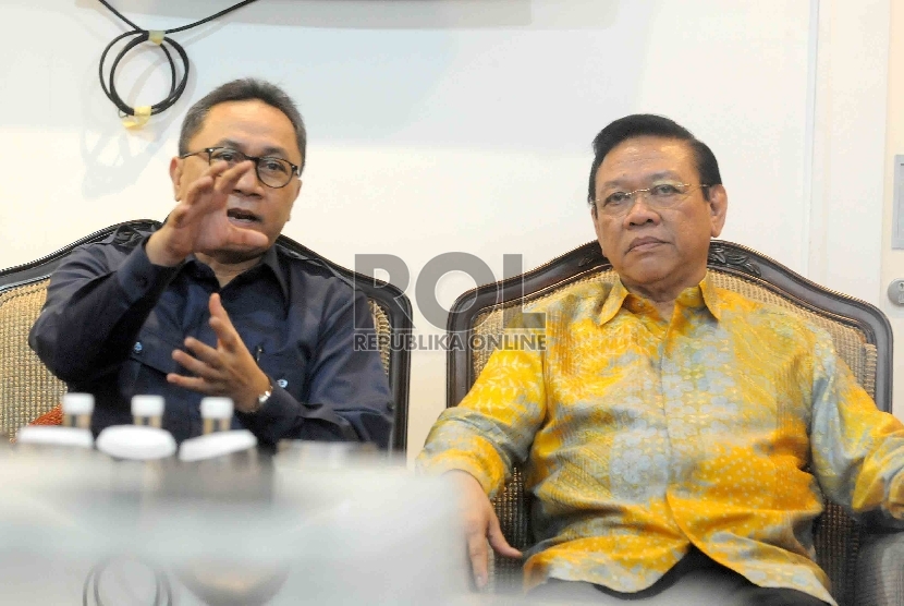 Ketua MPR sekaligus Ketua Umum Partai Amanat Nasional (PAN) Zulkifli Hasan (kiri) menerima kunjungan Ketua Umum Partai Golkar Munas Ancol Agung Laksono di rumah dinas Ketua MPR RI di Jakarta, Kamis (12/3).  (Republika/Agung Supriyanto)