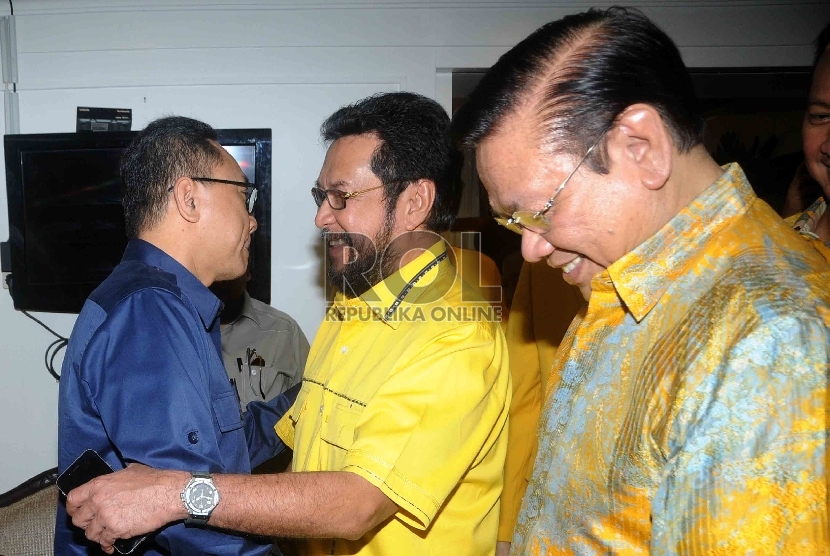  Ketua MPR sekaligus Ketua Umum PAN Zulkifli Hasan (kiri) saat menerima Ketua Umum Partai Golkar Munas Ancol Agung Laksono (kanan) di rumah dinas Ketua MPR di Jakarta, Kamis (12/3). (Republika/Agung Supriyanto)