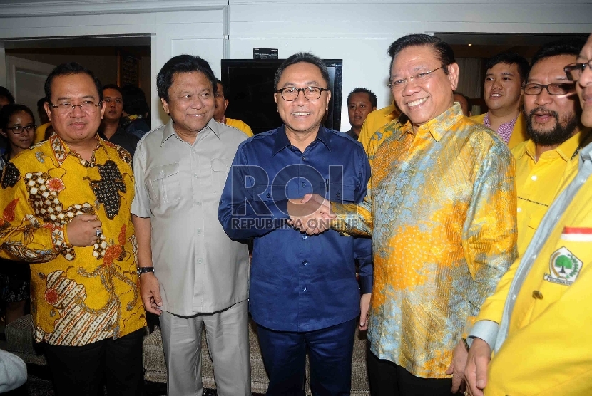  Ketua MPR sekaligus Ketua Umum PAN Zulkifli Hasan (tengah) menerima Ketua Umum Partai Golkar Munas Ancol Agung Laksono di rumah dinas Ketua MPR di Jakarta, Kamis (12/3). (Republika/Agung Supriyanto)