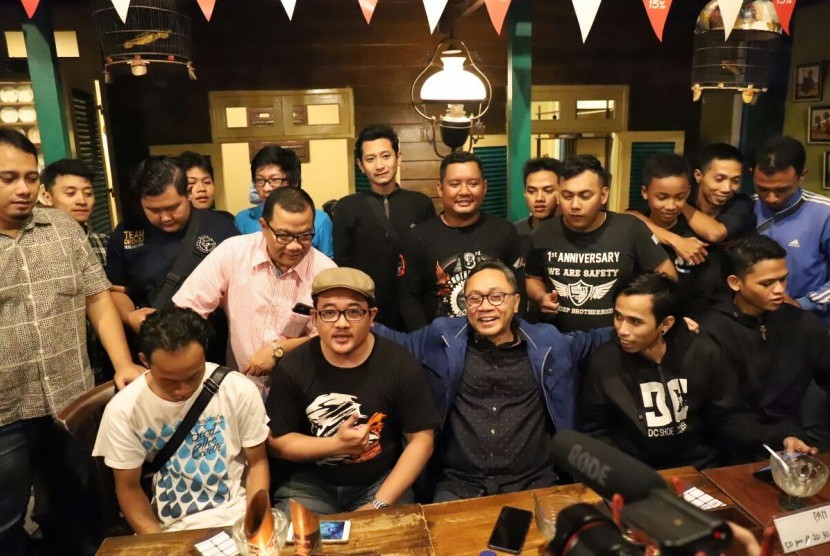 Ketua MPR sekaligus Ketua Umum Partai Amanat Nasional (PAN), Zulkifli Hasan bersama komunitas mobile legends di Surabayam Jawa Timur, Selasa (17/4).
