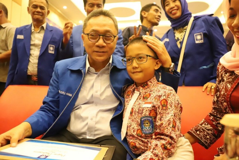 Ketua MPR sekaligus Ketua Umum Partai Amanat Nasional (PAN), Zulkifli Hasan bersama dengan hafiz cilik asal Bojonegoro, Jawa Timur, Izam Al-Qorni, Kamis (19/4).