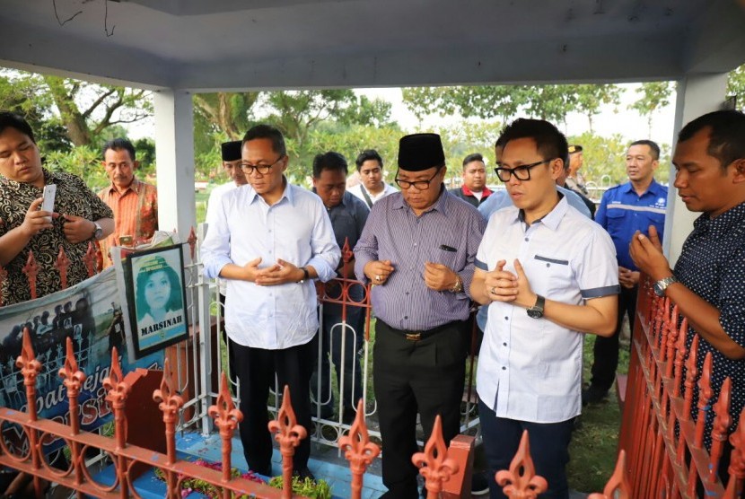 Ketua MPR sekaligus Ketua Umum Partai Amanat Nasional (PAN), Zulkifli Hasan mengunjungi makam Marsinah di Nganjuk, Jawa Timur ditemani politikus PAN, Eko Patrio, Kamis (19/4).