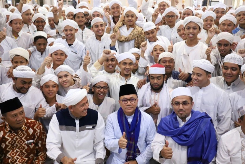 Ketua MPR sekaligus Ketua Umum Partai Amanat Nasional (PAN), Zulkifli Hasan mengunjungi Pondok Pesantren Darul Lughah Wad-Dakwah, Pasuruan yang dipimpin Habib Segaf Hasan Baharun, Jumat (20/4).