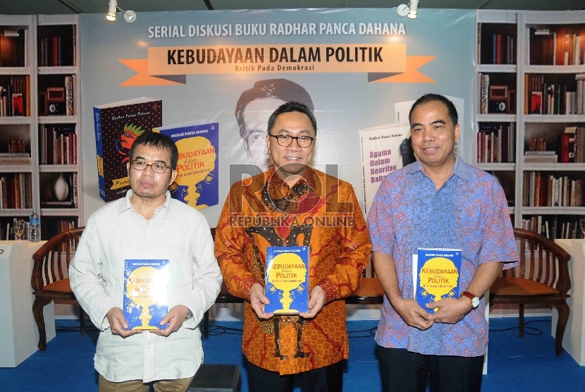 Ketua MPR sekaligus Ketua Umum Partai Amanat Nasional Zulkifli Hasan (tengah) berfoto bersama Pengamat politik Yudi Latif (kiri), Pemred Kompas, Rikard Bangun (kanan) saat diskusi buku 