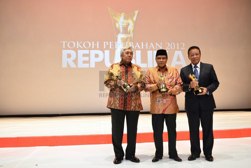  Ketua MPR Taufiq Kiemas, Ketua PBNU KH Said Aqil Siroj dan Menko Polhukam Djoko Suyanto menerima penghargaan sebagai Tokoh Perubahan Republika 2012 di Jakarta, Selasa (30/4). (Repubika/Prayogi) 