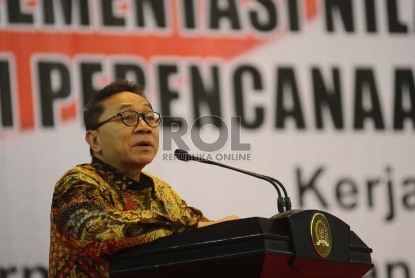 Ketua MPR/ Wakil Ketua Dewan Pakar ICMI Zulkifli Hasan berbicara saat membuka seminar Nasional di Kompleks Parlemen Senayan, Jakarta, Rabu (18/11).