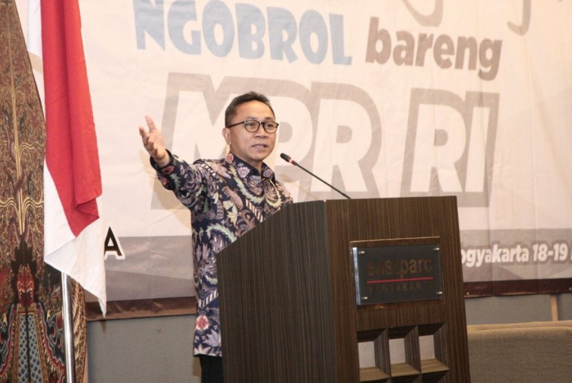 Ketua MPR Zulkifi Hasan memberikan sambutan pada acara 'Ngobrol Bareng dengan Netizen', di Yogyakarta, (18/3).