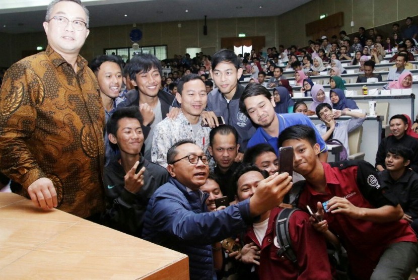 Ketua MPR Zulkifli Hasan berada di antara ribuan mahasiswa Institut Pertanian Bogor (IPB), Bogor, Sabtu (31/3).
