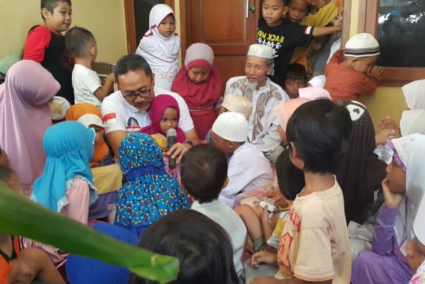 Ketua MPR Zulkifli Hasan berbagi zakat maal di Cipinang.