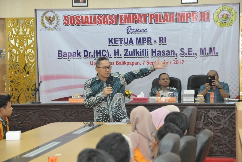 Ketua MPR Zulkifli Hasan berbicara soal Rohingya usai menyampaikan Sosialisasi Empat Pilar Pancasila di Universitas Balikpapan.