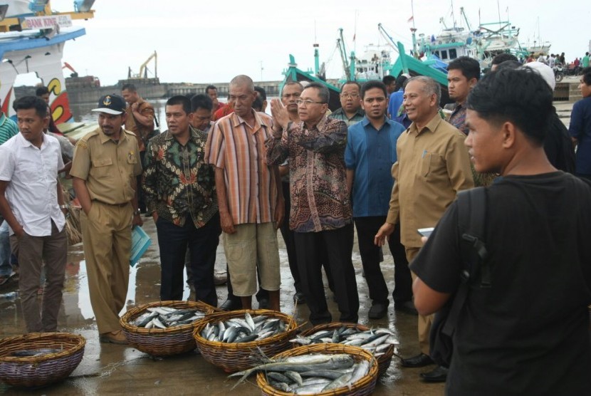 Ketua MPR Zulkifli Hasan berdialog dengan nelayan dan penjual Ikan di Tempat Pelelangan Ikan (TPI) Samodra Lampulo, di Banda Aceh, Senin (30/10).