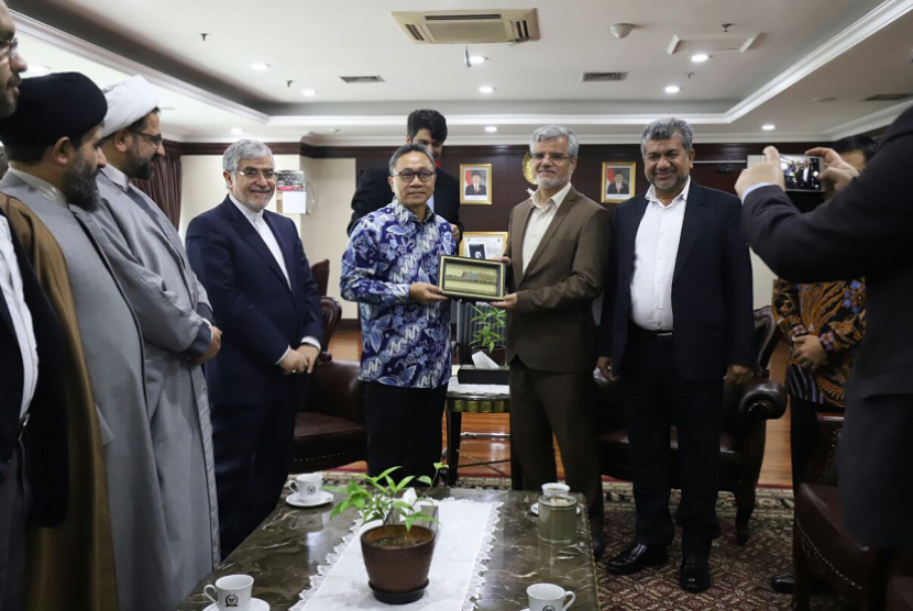 Ketua MPR Zulkifli Hasan berfoto bersama Dubes Iran dan perwakilan Parlemen Iran.