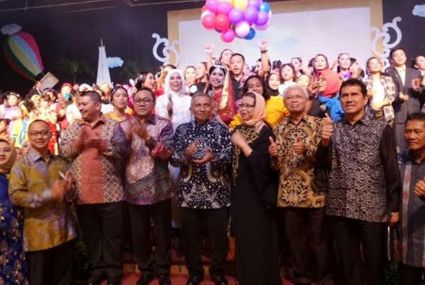 Ketua MPR Zulkifli Hasan berrsama tokoh nasional Amien Rais menikmati pertunjukan seni pelajar Yogyakarta.