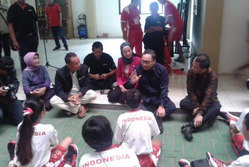 Ketua MPR Zulkifli Hasan bersama anggota parlemen Dessy Ratnasari mengunjungi atlet kontingen special olympic Indonesia, Selasa (9/6).