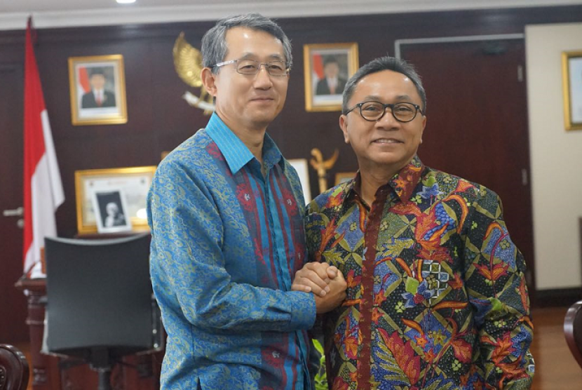 Ketua MPR Zulkifli Hasan bersama Duta Besar Korea Selatan untuk Indonesia Tae Young Cho.