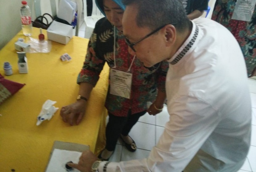 Ketua MPR Zulkifli Hasan bersama keluarga mencoblos di TPS 167, Cipinang Indah I, RW 016 Kelurahan Cipinang Muara, Jatinegara, Jakarta Timur.