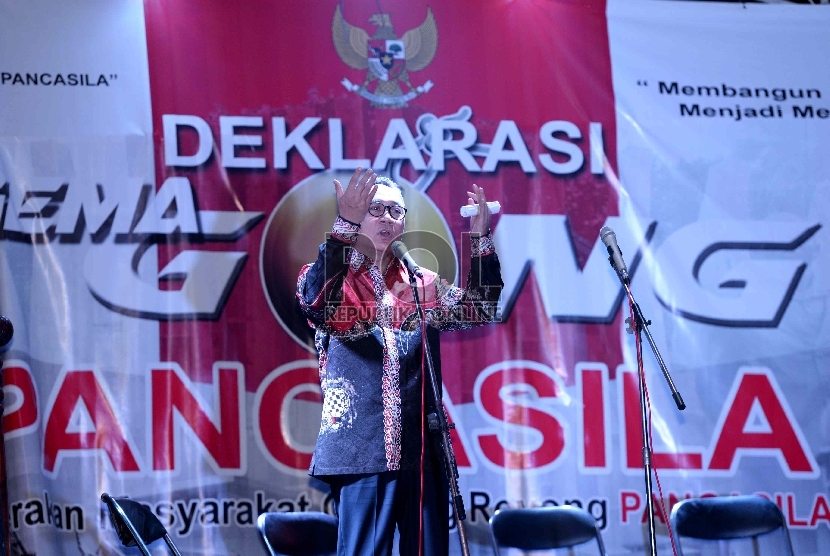  Ketua MPR Zulkifli Hasan bersama perwakilan masyarakat saat deklarasai Gerakan Gema Gong Pancasila di Jakarta, Ahad (5/4).   IRepublika/Wihdan)