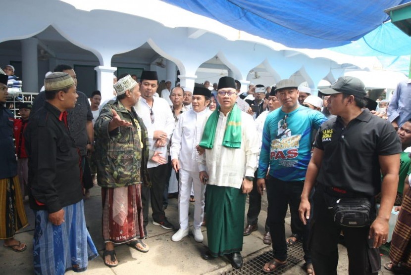 Ketua MPR Zulkifli Hasan bersama Raja Dangdut Rhoma Irama bersilaturrahmi ke Pondok Pesantren Sidogiri Pasuruan, Jumat (1/2).