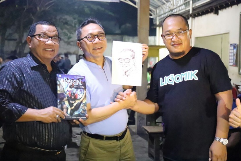 Ketua MPR Zulkifli Hasan bertemu dengan komikus eks Marvel asal Tulungagung, Adrian Sjaf, Selasa (24/4).