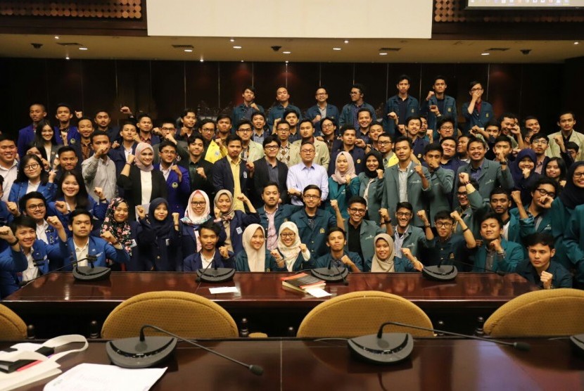 Ketua MPR Zulkifli Hasan  bertemu Pimpinan Badan Eksekutif Mahasiswa (BEM) dari beberapa kampus PTN dan PTS di Indonesia di MPR, Kamis (1/3). 