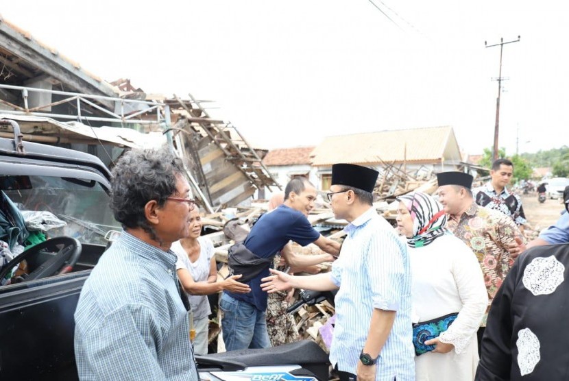 Ketua MPR Zulkifli Hasan bertemu warga korban tsunami di Lampung Selatan.