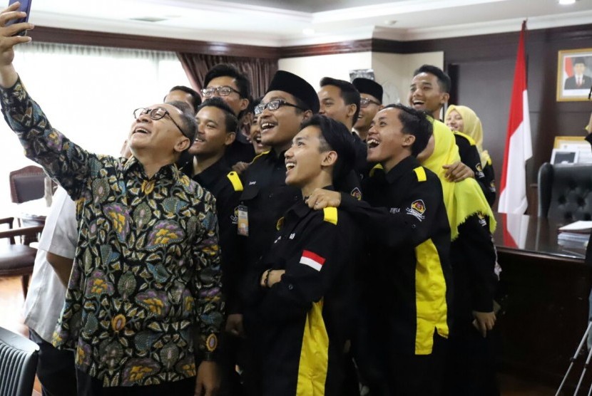 Ketua MPR Zulkifli Hasan dalam audiensi dengan KMGSD Jabodetabek di ruang kerja, Gedung Nusantara III Komplek Parlemen, Jakarta, Jumat (16/3).