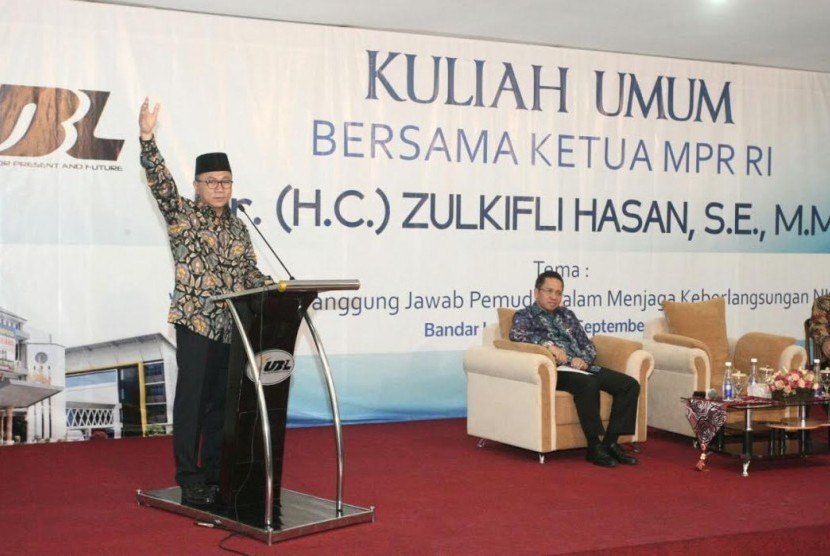 Ketua MPR Zulkifli Hasan  dalam kuliah umum di depan ratusan mahasiswa Universitas Bandar Lampung, Rabu (21/9).