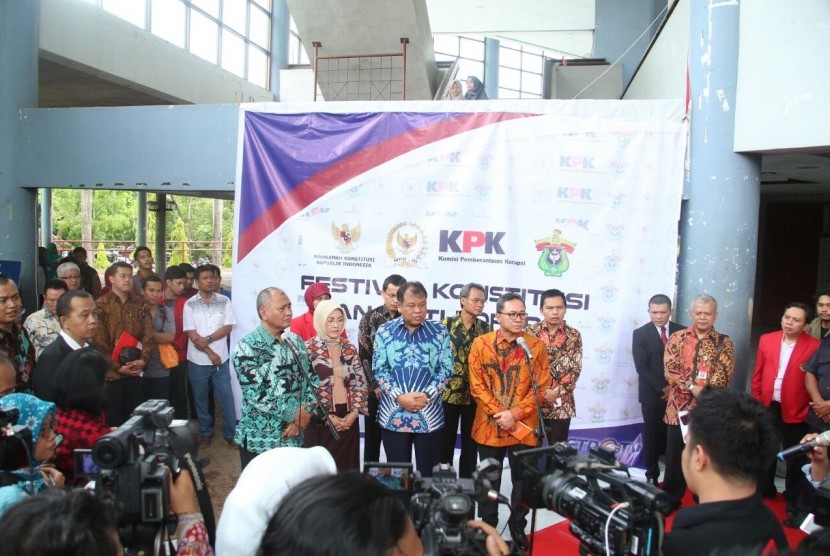 Ketua MPR, Zulkifli Hasan, memberikan sambutan dalam 'Festival Konstitusi dan Anti Korupsi' di kampus Universitas Hasanuddin, Makassar, Senin (24/10).