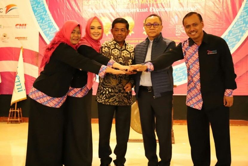 Ketua MPR Zulkifli Hasan didaulat membuka Rapat Kerja Nasional Ikatan Pengusaha Muslimah Indonesia (IPEMI) di Hotel Yasmin Bogor, Senin (7/5). 