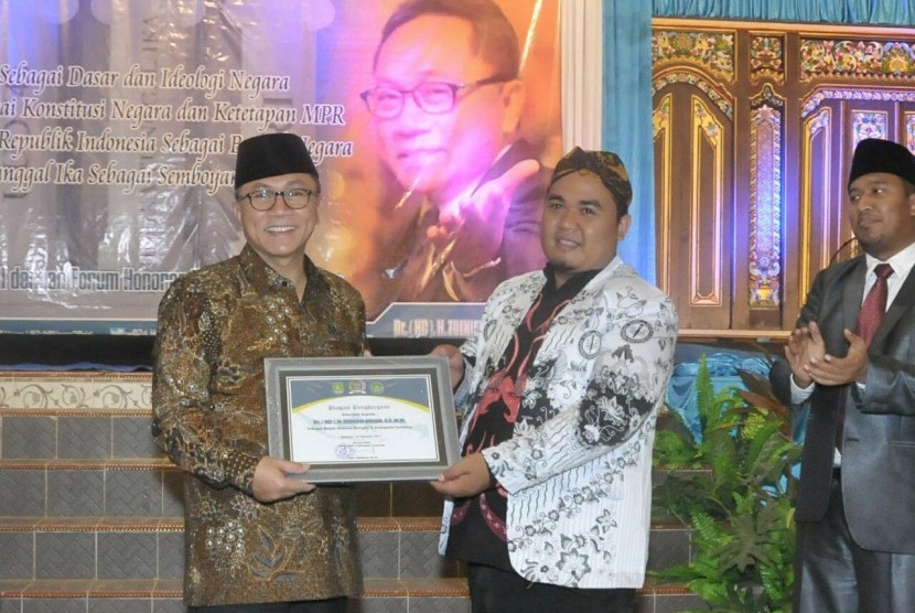 Ketua MPR Zulkifli Hasan dijadikan bapak honorer kabupaten Sumenep.
