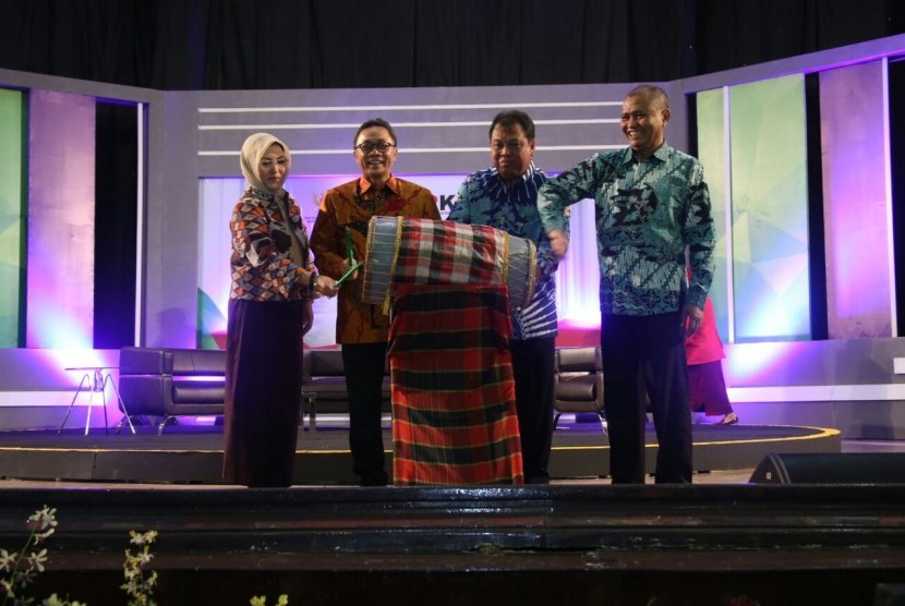 Ketua MPR, Zulkifli Hasan, memberikan sambutan dalam 'Festival Konstitusi dan Anti Korupsi' di kampus Universitas Hasanuddin, Makassar, Senin (24/10).