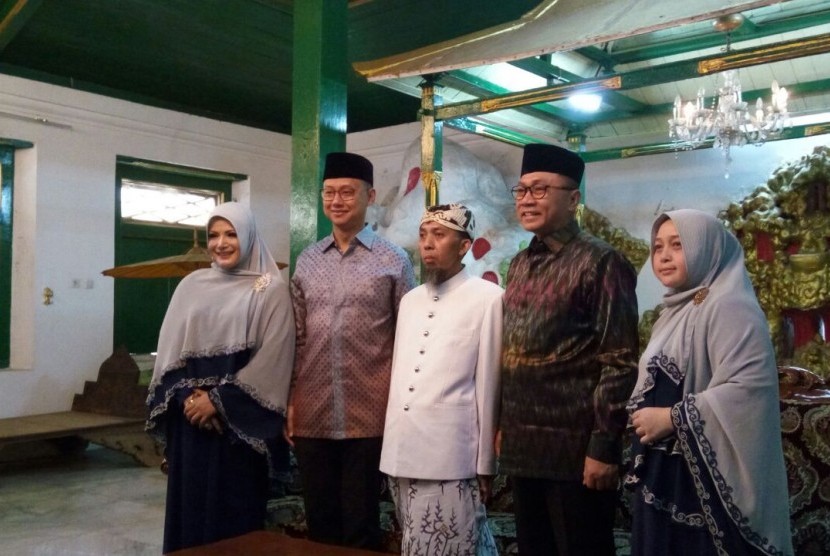 Ketua MPR Zulkifli Hasan foto bersama Sultan Anom XII Sultan Raja Muhammad Emirudin (tengah), usai menggelar silaturahmi dan kunjungan ke Keraton Kanoman Cirebon, Senin (11/9). 